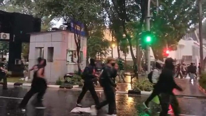 Massa Demo Bubarkan Diri Tak Tuntas, Pos Polisi GBK Dirusak