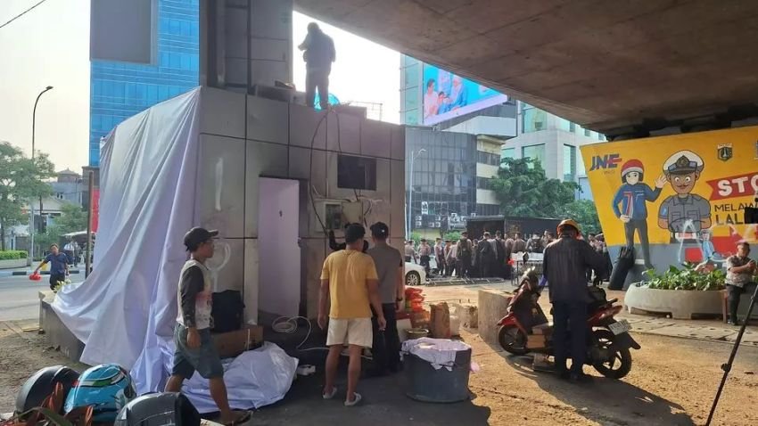 Pasca-Ricuh Demo di DPR, Fasilitas Umum di Sekitar Slipi-Palmerah Mulai Dibersihkan dan Diperbaiki