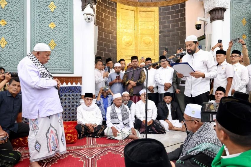 Gubernur Aceh Mualem Kukuhkan Abu Paya Pasi sebagai Imam Besar Masjid Raya Baiturrahman