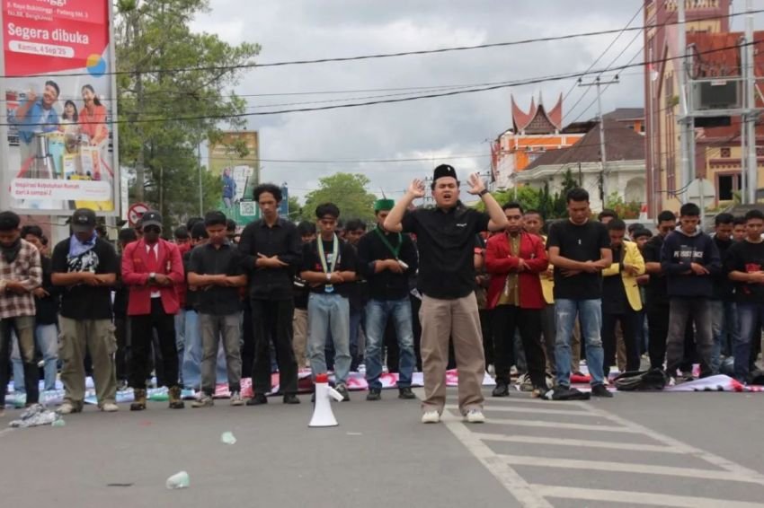 Aksi Unjuk Rasa di Bukittinggi Berakhir Damai, Massa Sampaikan Solidaritas atas Kematian Driver Ojol