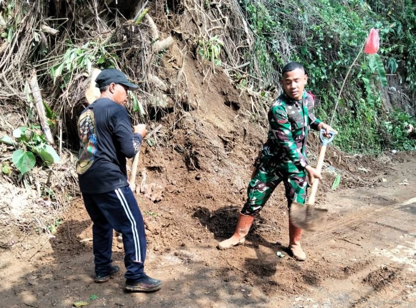 Koramil Baturiti Bersinergi dengan Polsek dan Warga Gelar Karya Bakti Bersihkan Material Longsor