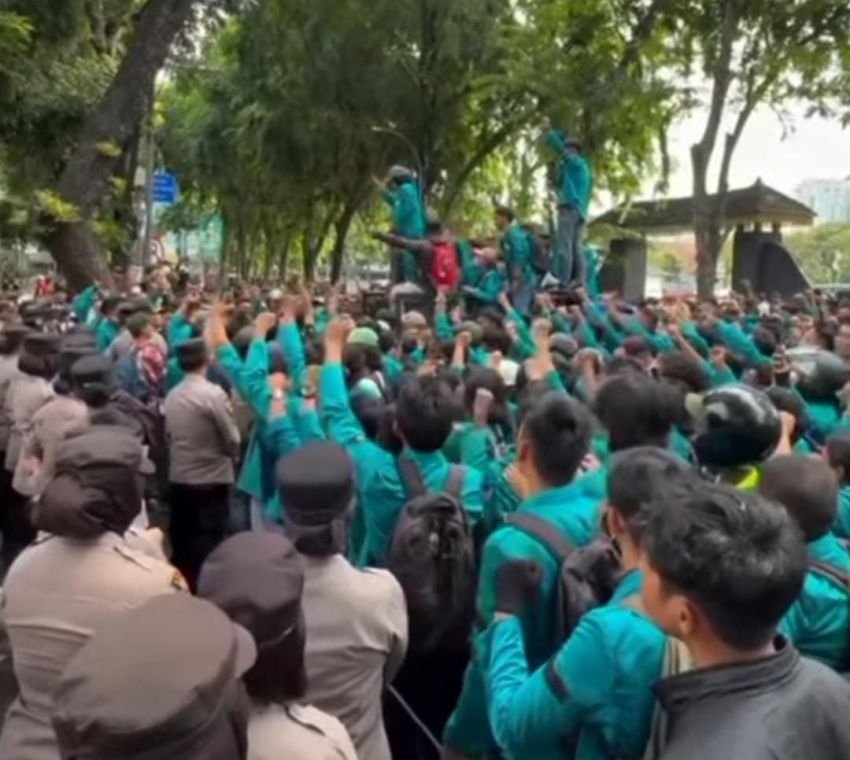 Mahasiswa Unimed Gelar Aksi Damai Tuntut Pengesahan RUU Perampasan Aset di DPRD Sumut