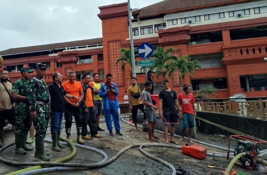 Gubernur Koster Turun Langsung Pimpin Penanganan Banjir di Pasar Badung, Pastikan Keselamatan Warga