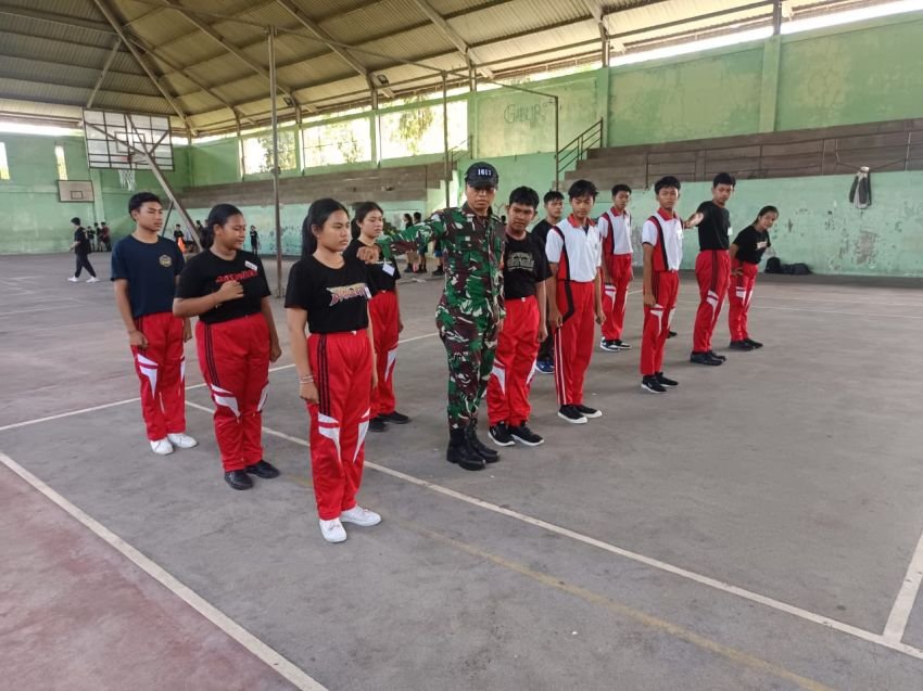 Sambut HUT TNI ke-80, Babinsa Mendoyo Latih Siswa SMK untuk Lomba PBB Bupati Jembrana Cup