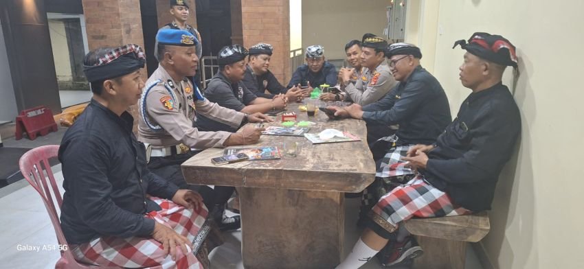 Jumat Curhat, Kasat Binmas Polresta Denpasar Jalin Sinergi dengan Pecalang Adat Bali