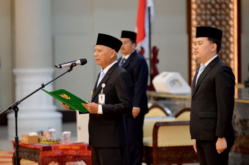 Lantik Pejabat Baru, Wagub Surya: “Jangan Hanya Jadi Telinga, Jadilah Tangan yang Bekerja”