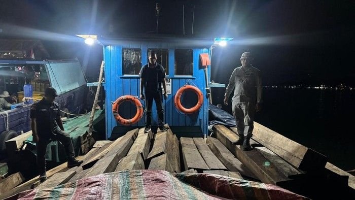 Bakamla RI dan Kemenhut Gagalkan Pengangkutan Kayu Ilegal di Batam, Kapal KM AAL Delima Diamankan