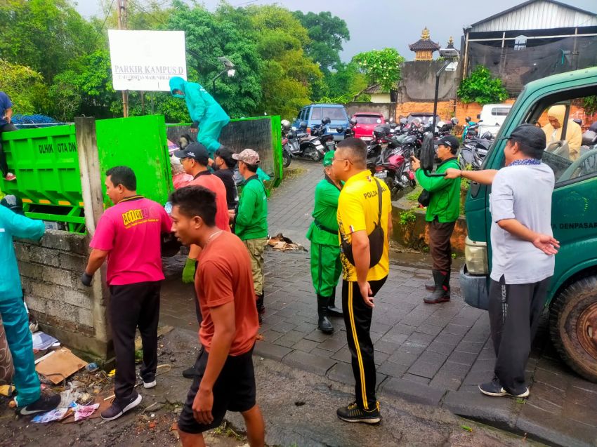Personel Gabungan Bersihkan Material Banjir di Pura Taman Biji, Denpasar Utara