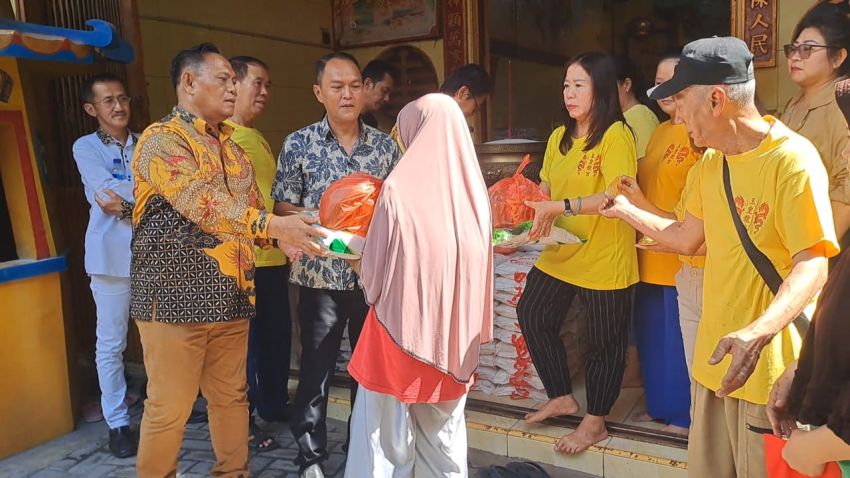 Klenteng Gek Ong Long Kong Salurkan 5 Ton Sembako untuk Warga Kurang Mampu di Medan