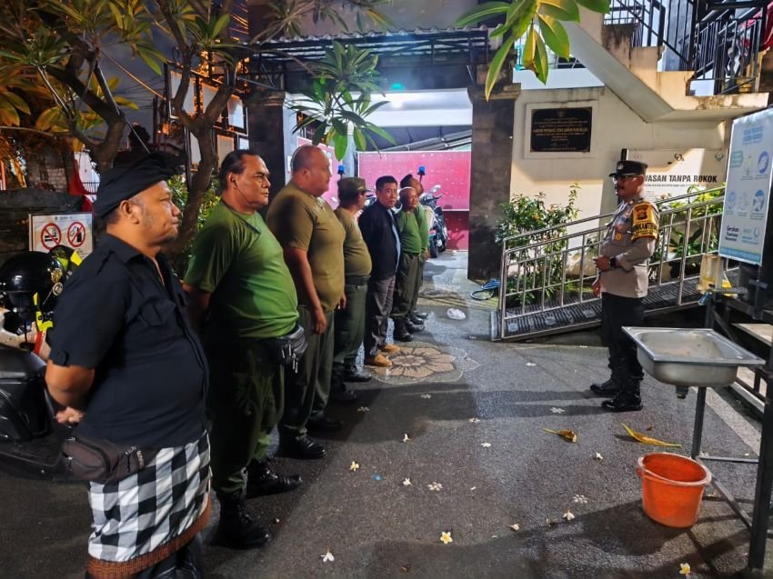Sinergi Jaga Keamanan, Bhabinkamtibmas Dangri Kelod Gelar Patroli Malam Bersama Pecalang dan Linmas