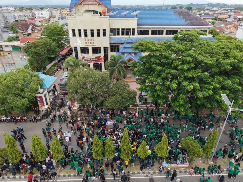 Ratusan Mahasiswa Aceh Gelar Orasi Damai di DPRK Lhokseumawe, Tuntutan Disambut dengan Dialog Terbuka