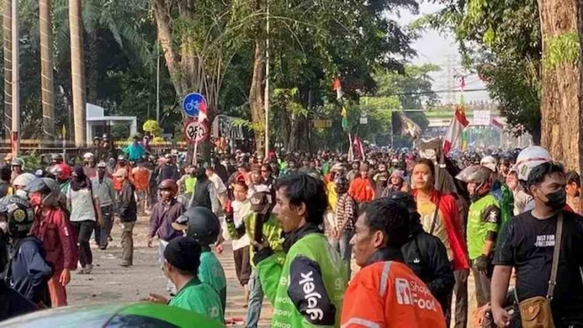 “Kami Bukan Mesin Uang!” Ribuan Ojol Desak DPR Atur Potongan Aplikator