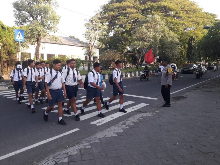 Bhabinkamtibmas Sanur Laksanakan Cooling System dan PH Pagi di Depan SMP Negeri 9 Denpasar