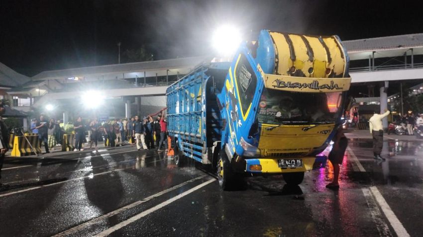 TNI AL Sigap Padamkan Kebakaran Truk Muatan Rongsokan di Pelabuhan Gilimanuk