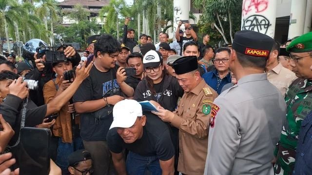 Gubernur Kalbar Temui Langsung Mahasiswa Saat Aksi Damai di DPRD, Tegaskan Pentingnya Musyawarah