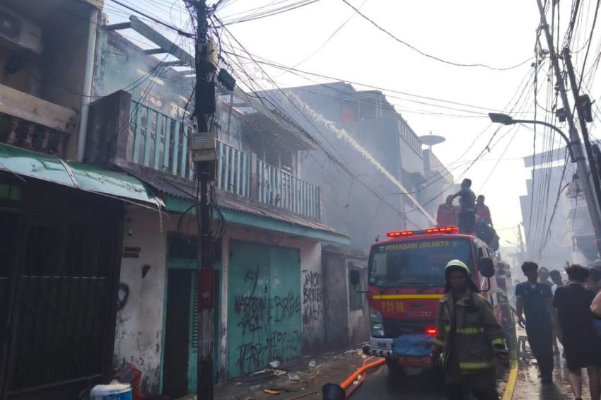 Kebakaran Permukiman di Taman Sari Jakbar Masih Berlangsung, Warga Ikut Padamkan Api