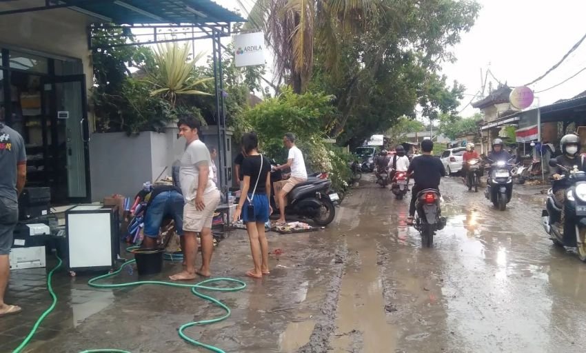 Warga Tohpati Denpasar Gotong Royong Bersihkan Lumpur Pasca Banjir 1,5 Meter