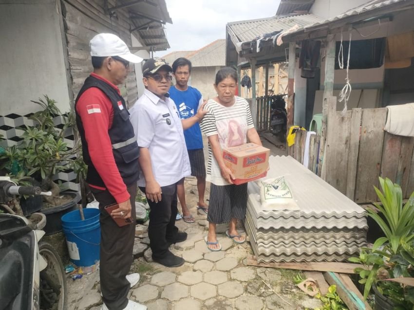 Camat Panjang Gerak Cepat Bantu Nenek Nelly, Korban Rumah Roboh Diterjang Air Laut