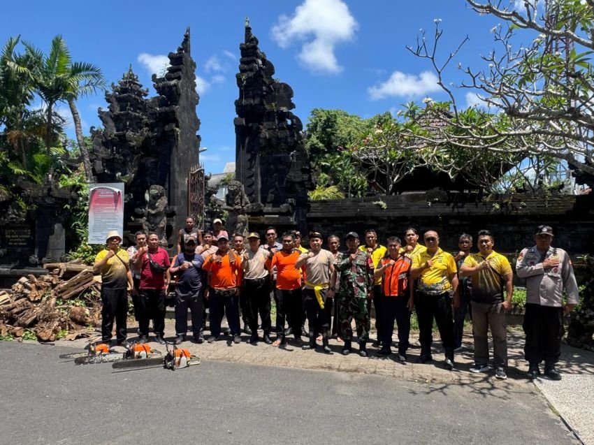 Polsek Kuta Selatan Bersama BPBD Badung Gelar Bhakti Sosial Penanganan Pohon Tumbang di Pura Dalem Kahyangan Jimbaran