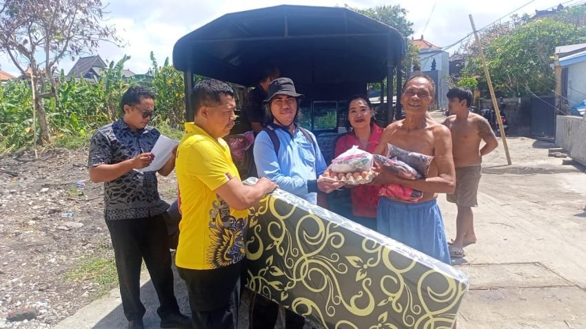 Bhabinkamtibmas Penatih Dangri Dampingi Penyaluran Bantuan Banjir dari Dinsos Kota Denpasar
