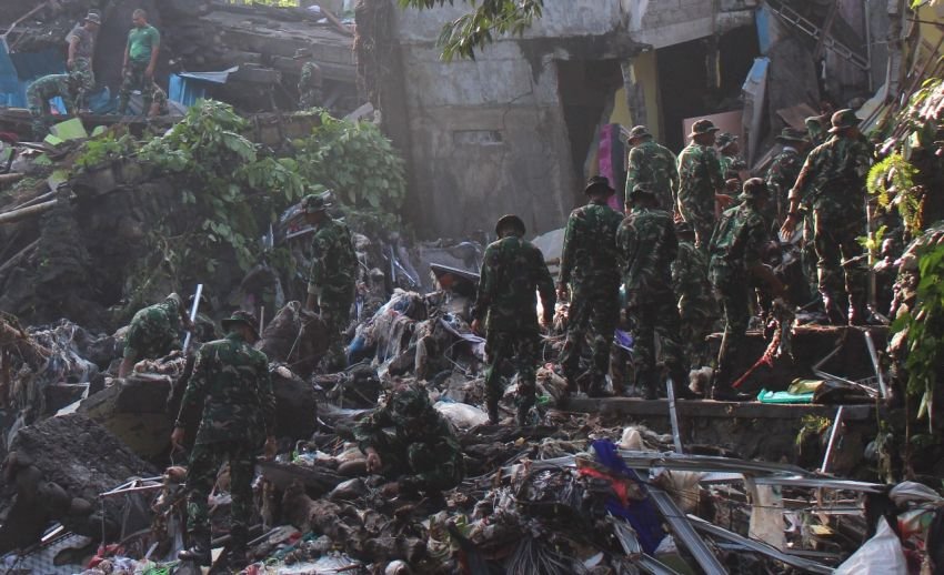 Dandim 1619/Tabanan Pimpin Karya Bakti Bersihkan Material Banjir di Desa Banjar Anyar
