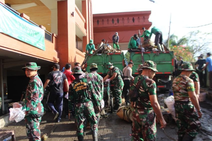 Danrem 163/Wira Satya Pimpin Prajurit Bersihkan Pasar Badung Pasca Banjir