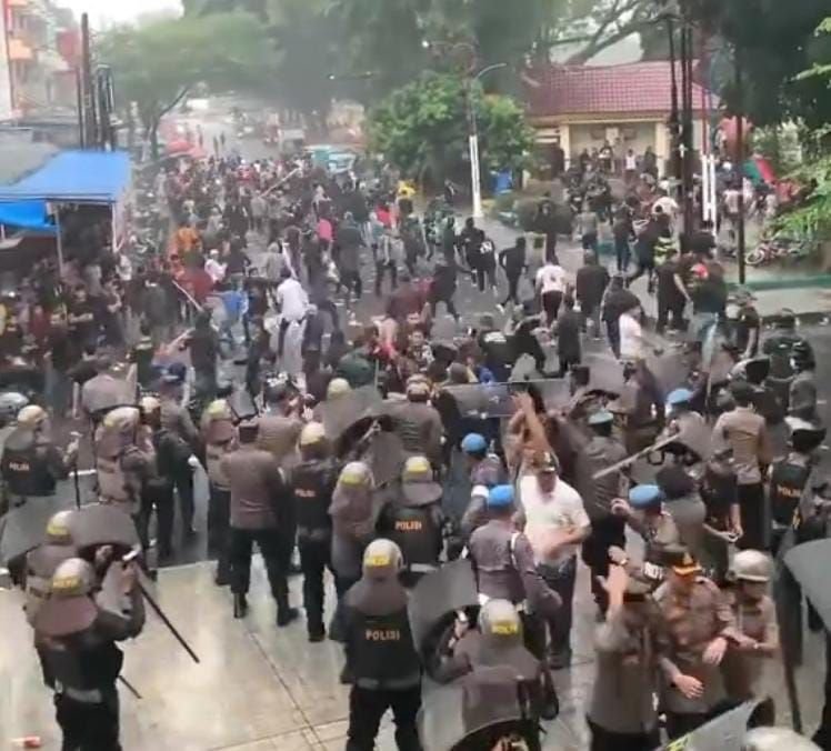 Aksi Damai Berujung Ricuh, Polisi Amankan Tujuh Orang di Depan DPRD Binjai