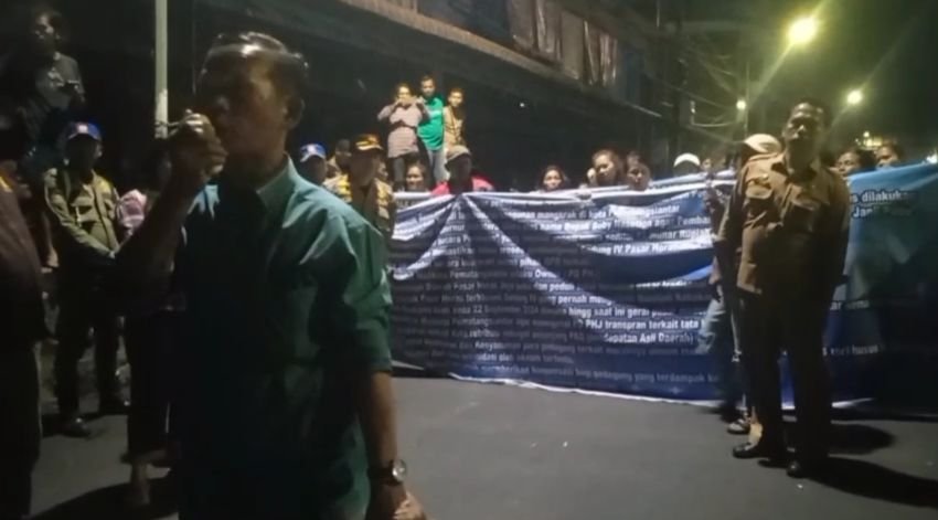 Pedagang Blokade Jalan, Tolak Penggusuran dan Relokasi Pasar Horas Gedung IV Pematangsiantar: Kami Tak Mau Lagi Dibohongi!