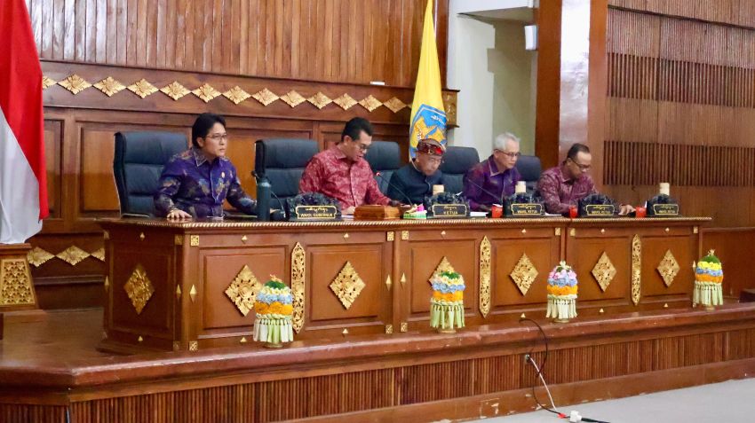 Wagub Bali Hadiri Penyampaian Pandangan DPRD atas Dua Raperda Strategis KIP dan ASKP