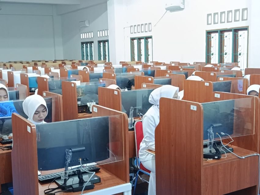 Mahasiswa Kebidanan UNAR Padangsidimpuan Antusias Jalani UTS Berbasis CBT