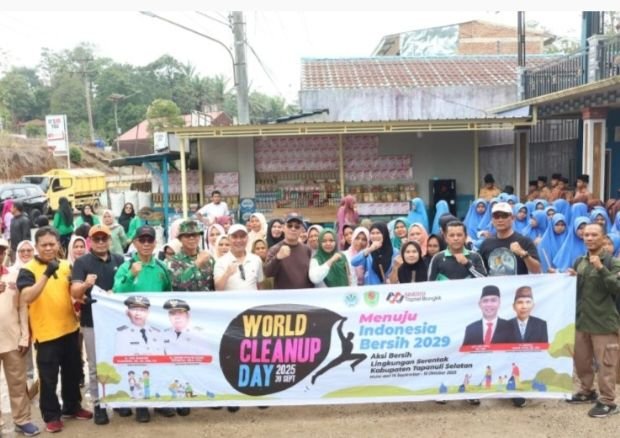 Bawa Cangkul, Bupati Gus Irawan Ikut Bersihkan Sampah Bersama Warga Sipirok di World Cleanup Day 2025