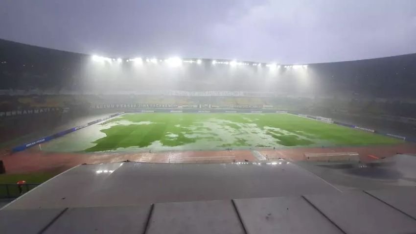 Hujan Deras Paksa Laga Persib vs Persebaya Dihentikan Sementara, GBLA Tergenang Air