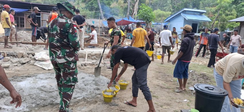 Satgas Pos Silawan Bantu Warga Perbatasan Bangun Rumah, Wujudkan Semangat Gotong Royong