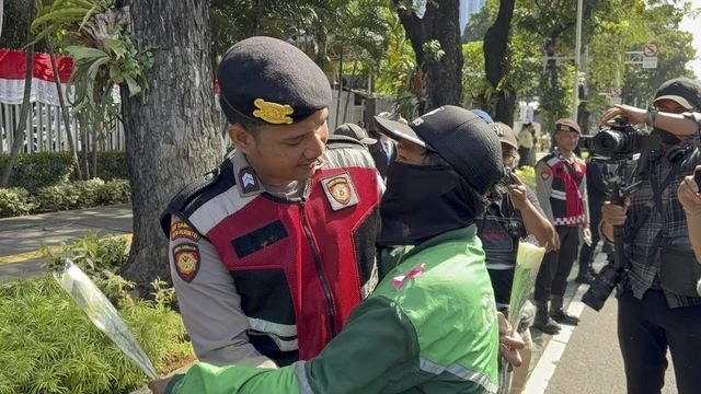 Aksi Damai Ojol Bagikan 2.000 Mawar ke TNI-Polri: "Kita Semua Bersaudara"