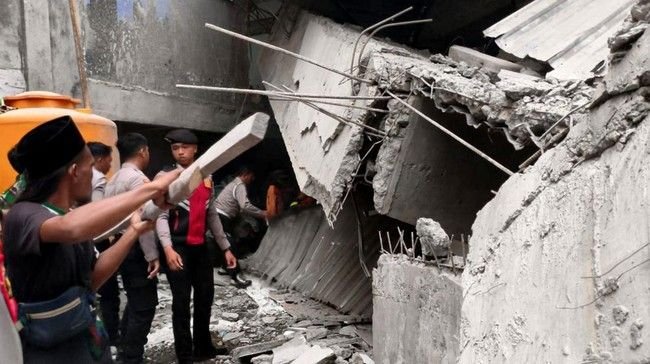 Musala Ponpes Al-Khoziny Sidoarjo Roboh, Santri Tertimpa Reruntuhan Saat Salat