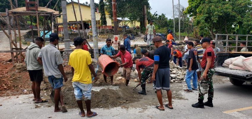 TNI dan Masyarakat Bangun Bersama: Satgas Pos Fatuha Bantu Pembuatan Gapura Gereja Salib Suci Alas