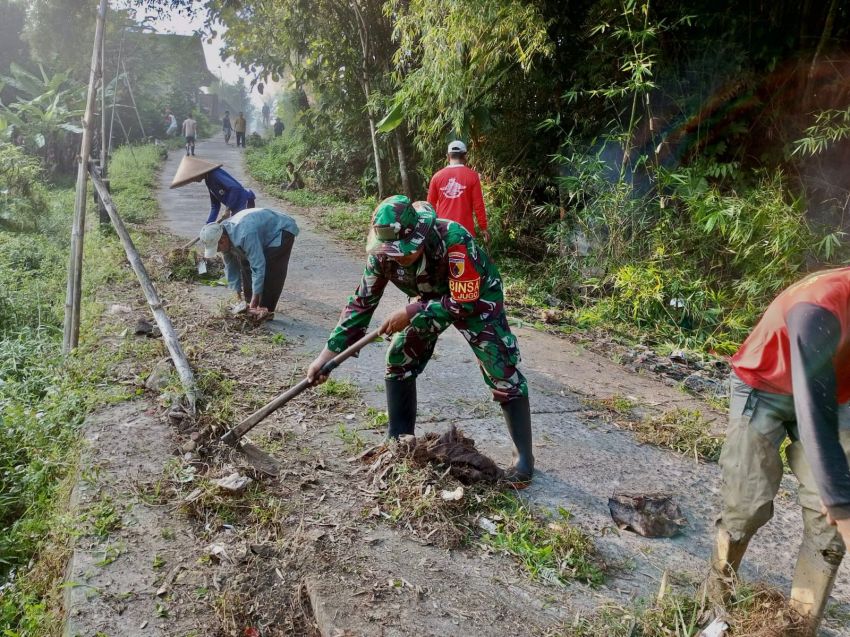 Babinsa dan Warga Desa Jugo Gelar Kerja Bakti Wujudkan Lingkungan Bersih dan Sehat