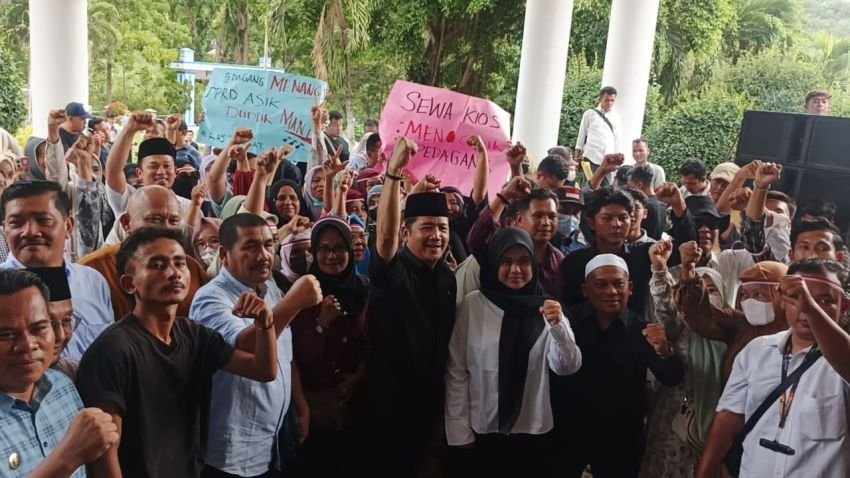 Mahasiswa dan Pedagang Gelar Aksi Unjuk Rasa di DPRD Madina, Ini 21 Tuntutan Mereka