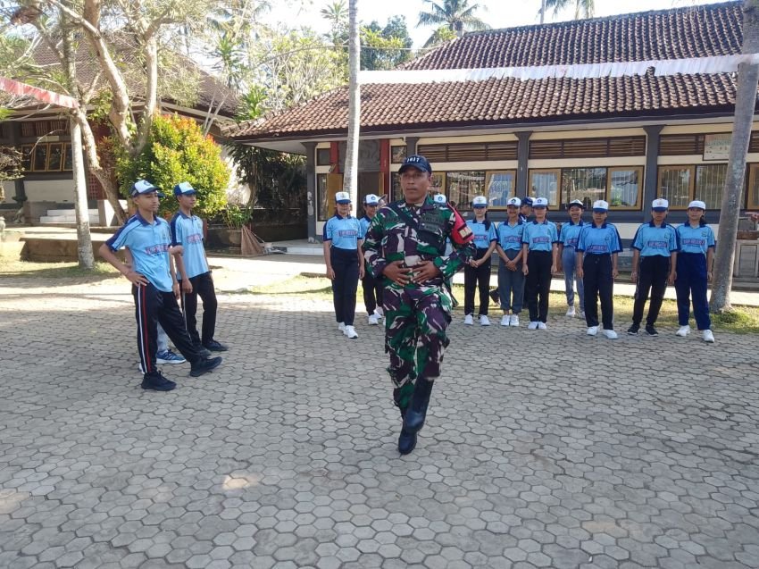 Babinsa Desa Baluk Latih Siswa SMPN 4 Negara Jelang Lomba PBB Bupati Cup
