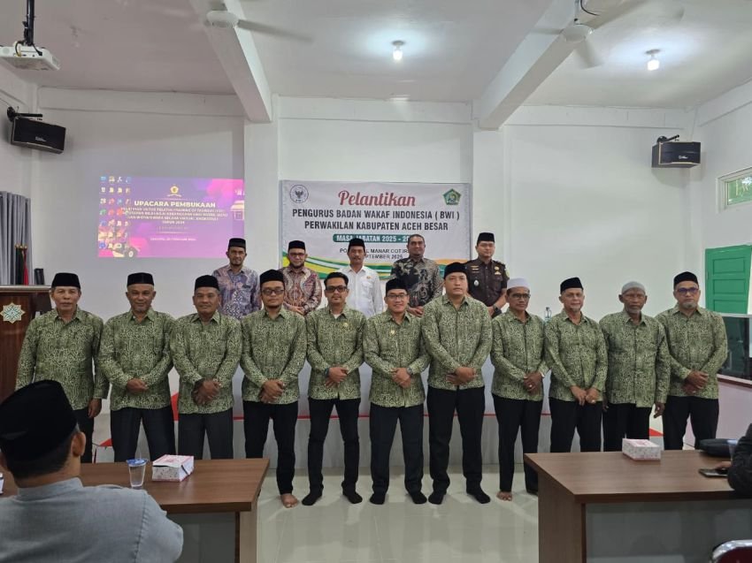Prof Fauzi Saleh Lantik Pengurus BWI Perwakilan Aceh Besar Periode 2025–2028