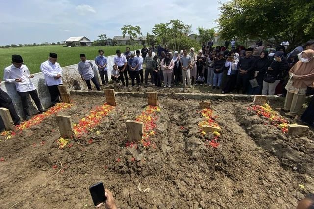 Isak Tangis Pecah Saat Pemakaman Satu Keluarga Korban Pembunuhan di Indramayu, Termasuk Balita dan Bayi