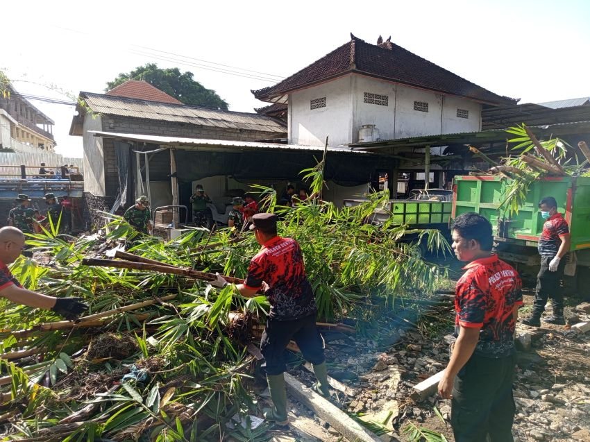 Berlanjut di Jalan Trenggana, Polsek Dentim Bersama TNI-Polri dan Instansi Terkait Bersihkan Bantaran Sungai Buluh