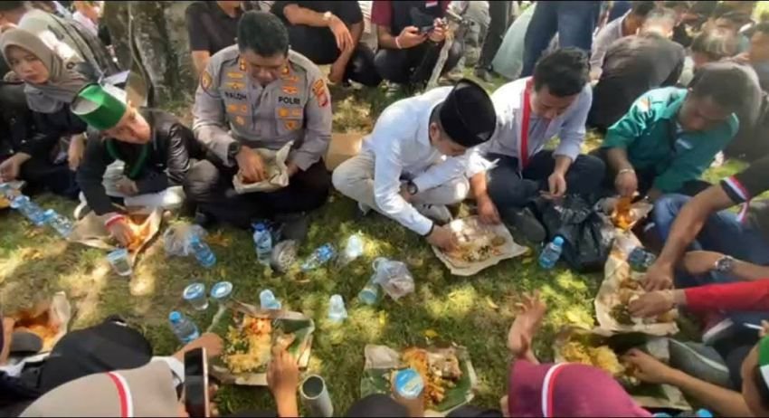 Ketua DPRD Madina dan Kapolres Jamuan Nasi Bungkus Usai Aksi Damai Mahasiswa Cipayung Plus