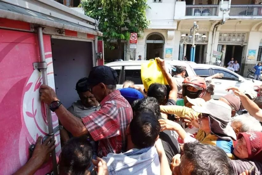 Jokowi Bagikan 500 Paket Sembako di Solo, Warga Antusias di Pasar Gede dan Bundaran Gladak