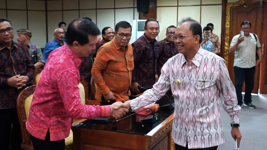 Gubernur Koster Sampaikan Penjelasan Raperda APBD Semesta Berencana 2026 dan Penyertaan Modal untuk Pusat Kebudayaan Bali