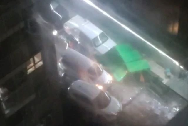 Jakarta Diterjang Hujan Deras dan Angin Kencang, Kursi Dagangan Terbang Hantam Mobil