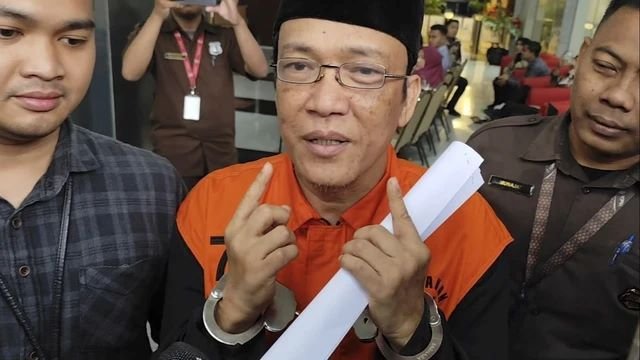 Mantan Wamenaker Immanuel Ebenezer Tampil dengan Gaya Baru Pakai Peci Saat Diperiksa KPK
