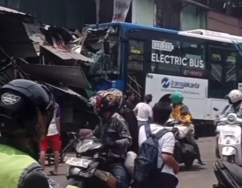 Bus Transjakarta Tabrak Ruko di Saharjo, Transjakarta Minta Maaf dan Lakukan Investigasi