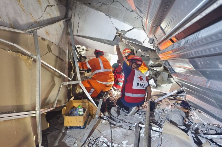 91 Santri Diduga Masih Tertimbun Reruntuhan Ponpes Al-Khozyni Sidoarjo, Tim SAR Fokus Evakuasi Manual