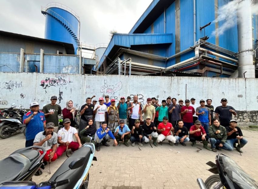 Semangat Gotong Royong Warga Way Lunik Bersihkan Kampung Umbul Jambu